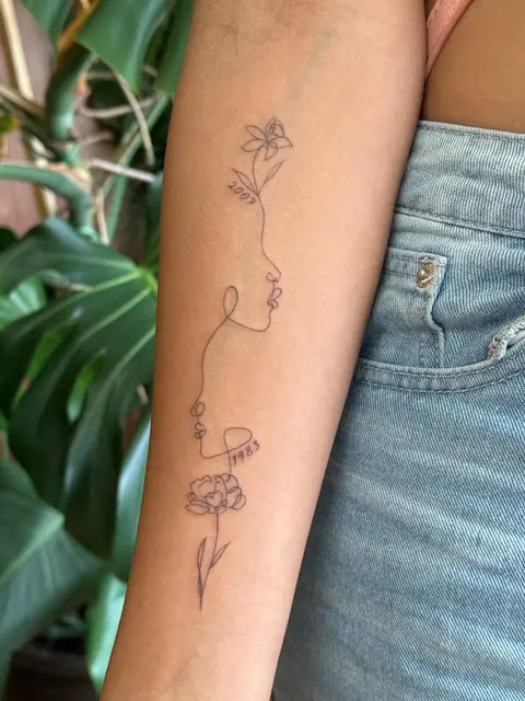 Two profiles in a single line, with flowers and the years 2007 and 1983.