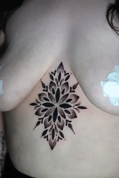 A symmetrical stippled ornament, placed on the sternum.