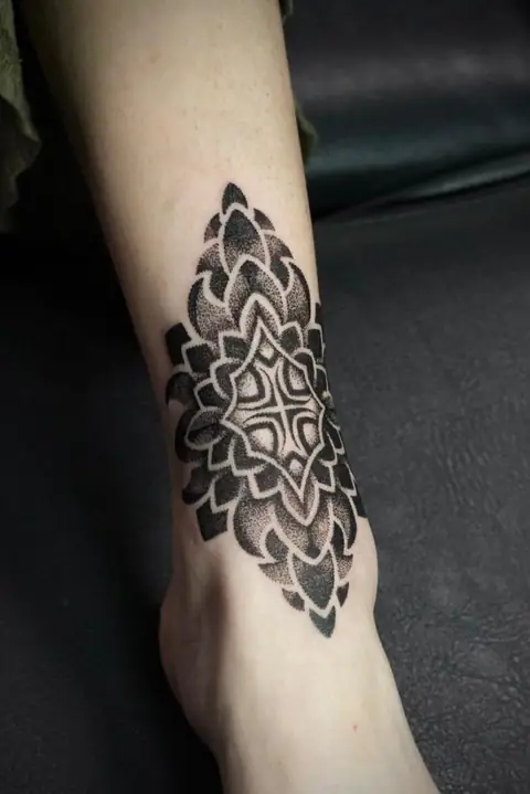 An ornamental diamond in stipple, on the ankle.